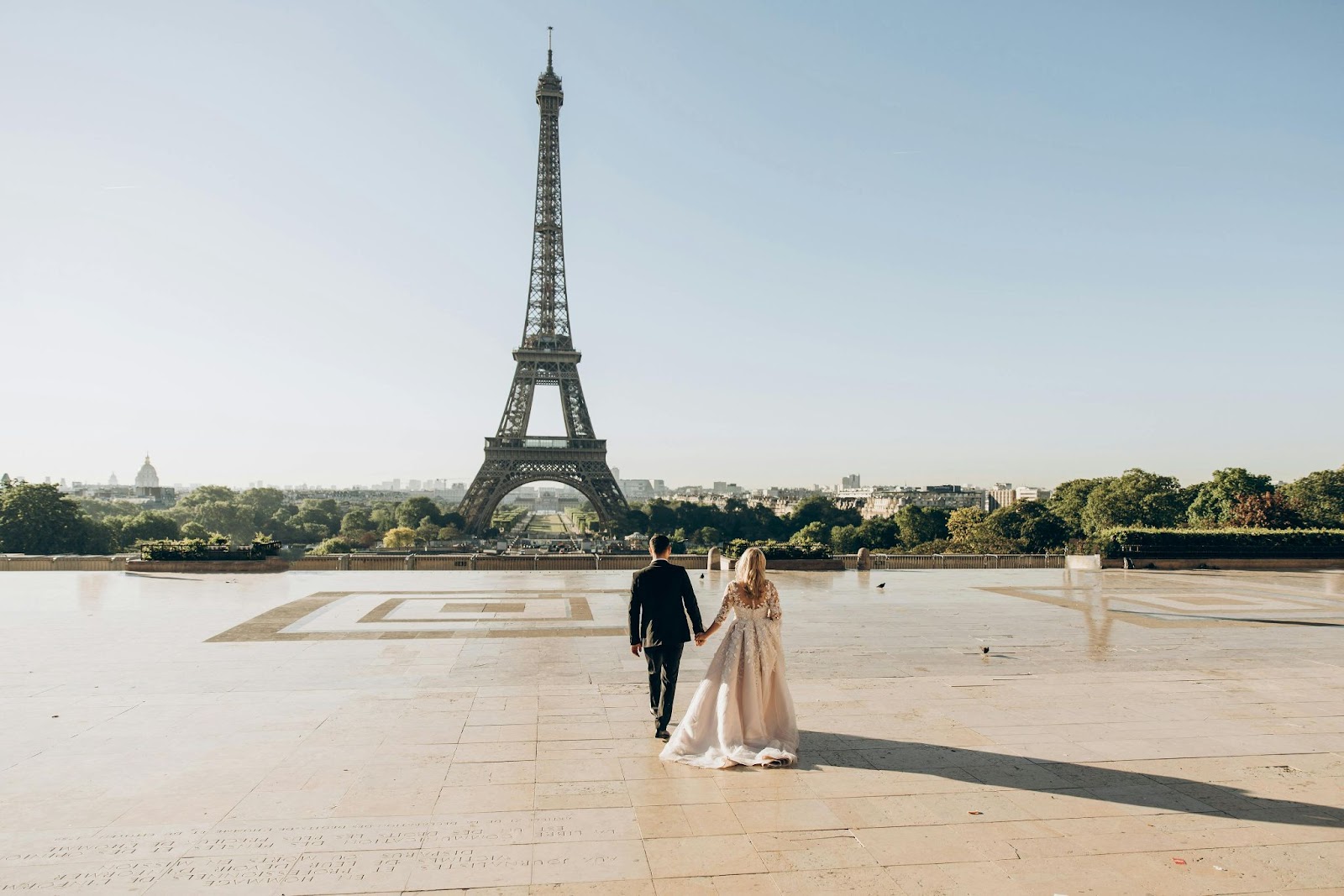 wedding Couple in paris eiffel tower