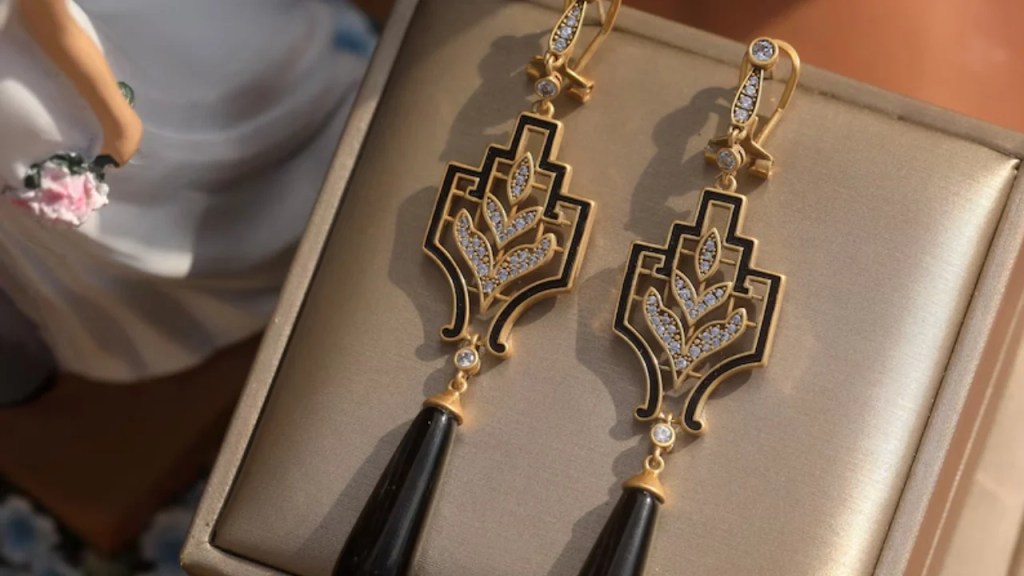 Vintage-inspired modern wedding earrings are the ideal choice for the bride who enjoys mixing modern fashion with a nod to the past. These designs depend on various periods - Art Deco Victorian Time or Retro, but are done in a modern style.