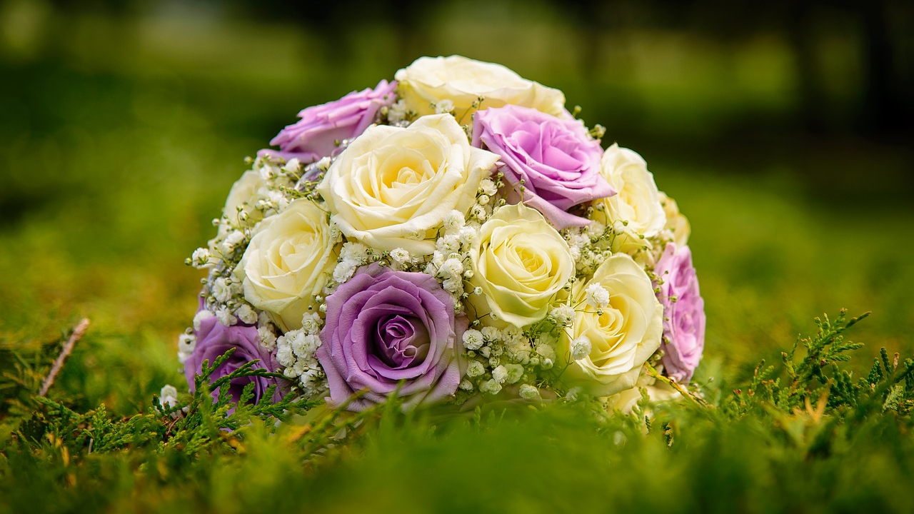 A vibrant wildflower bouquet with seasonal blooms, providing inspiration for unique wedding flower bouquet ideas for outdoor ceremonies.