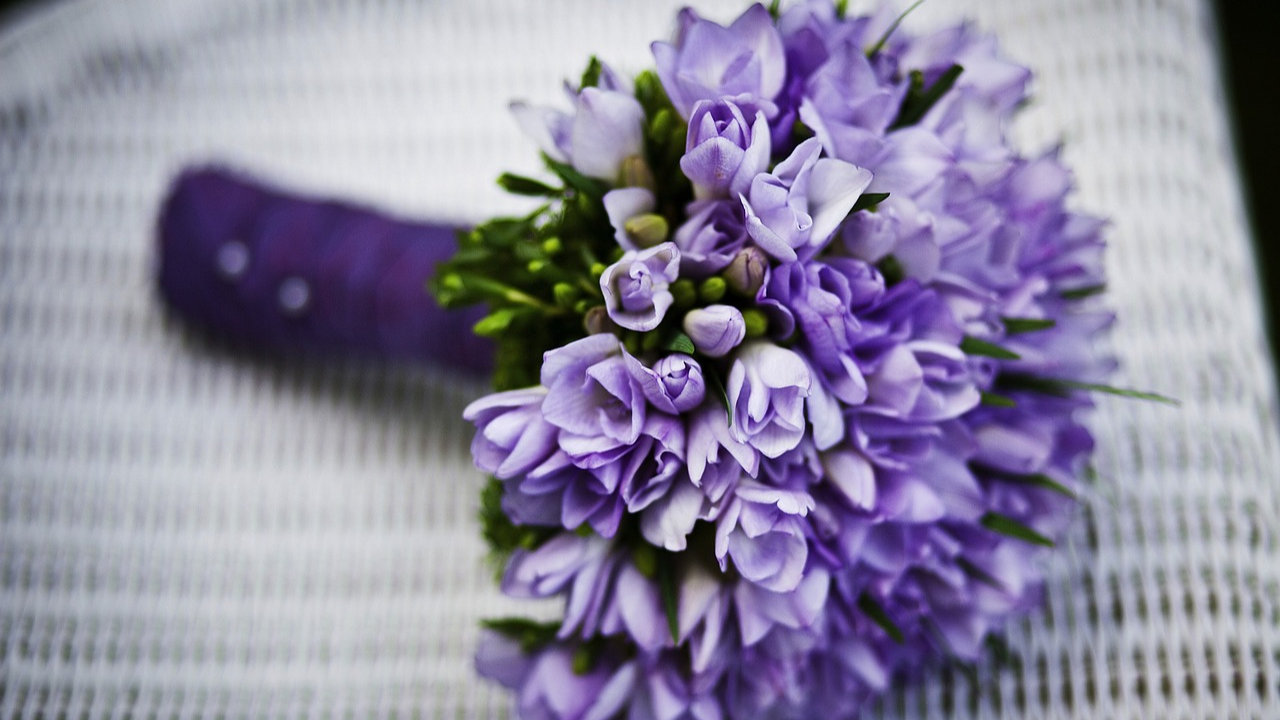 A beautiful DIY wedding bouquet with soft pastel flowers, presenting budget-friendly wedding flower bouquet ideas for creative brides.