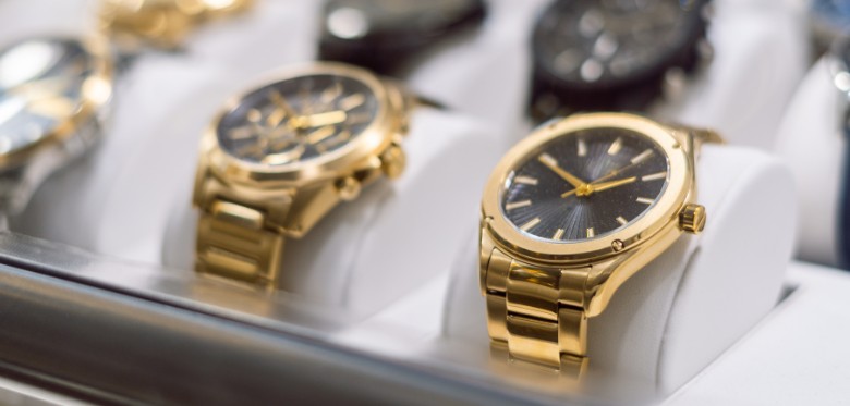 Exclusive timepiece with gold casing